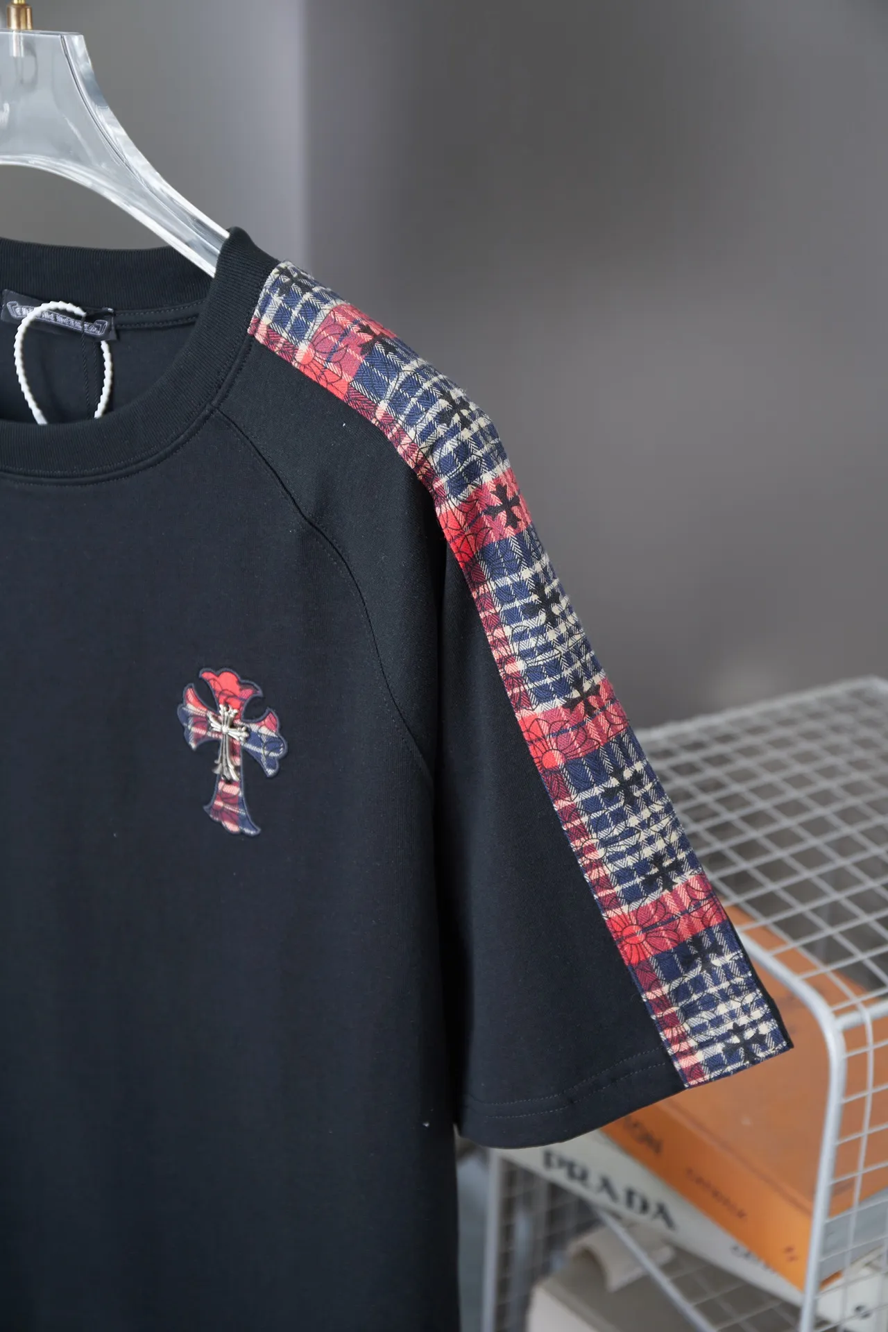 🅿️190 Ch*ome Hearte 25SS Early Spring New Style Ribbon Crow Heart Cross Short Sleeves Light Luxury Essential Item for Daily Commuting for Men and Women Correct Version Welcome to Compare Detailed Features · 320g 100% pure cotton double yarn jersey fabric · Custom dyed in the same cylinder, special thickened 32 count double-ply 1X1 thread · Raglan sleeves spliced with Crow Heart webbing design. Chest embroidered patchwork Crow heart canvas➕Hand-stitched hardware accessories · Double-needle stitching across seams · Original main mark, washed tag, branded moisture-proof paper packaging Color: black/white Size: S/M/L/XL